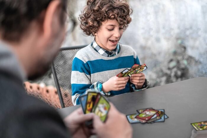 Mattel Games UNO Minecraft Card Game for Family Night with Minecraft-themed Graphics in a Collectible Tin for 2-10 Players (Amazon Exclusive) - Image 2