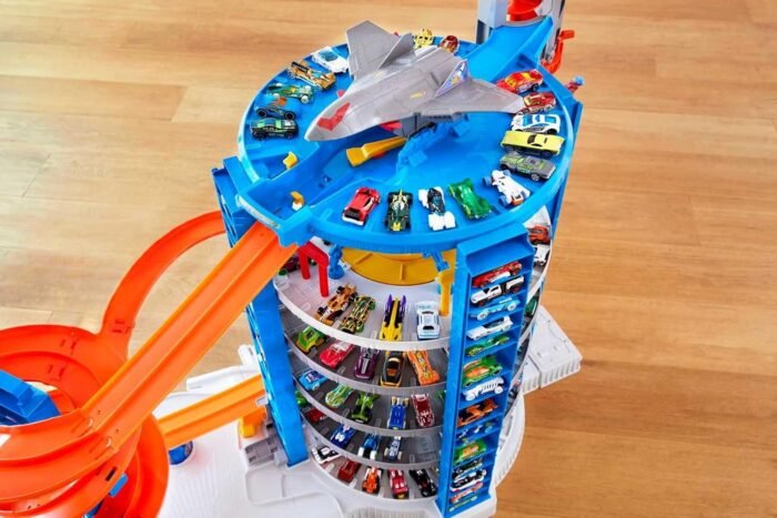 Hot Wheels Toy Car Track Set & 4 1:64 Scale Cars, Super Ultimate Garage, 3+ ft Tall with Motorized Gorilla & Storage for 140 Cars (Amazon Exclusive) - Image 5